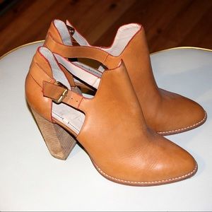 Elizabeth and James Siri Cutout Booties size 10